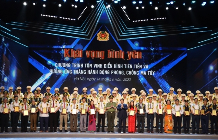 Tôn vinh điển hình tiên tiến trong phòng, chống ma túy
