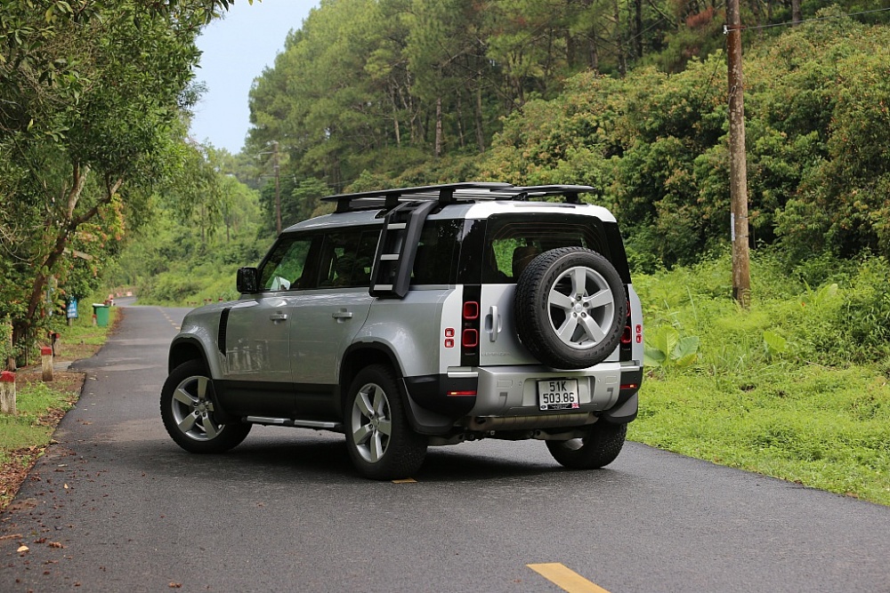 Một ngày lên rừng xuống biển với “Vua việt dã” Land Rover Defender 110
