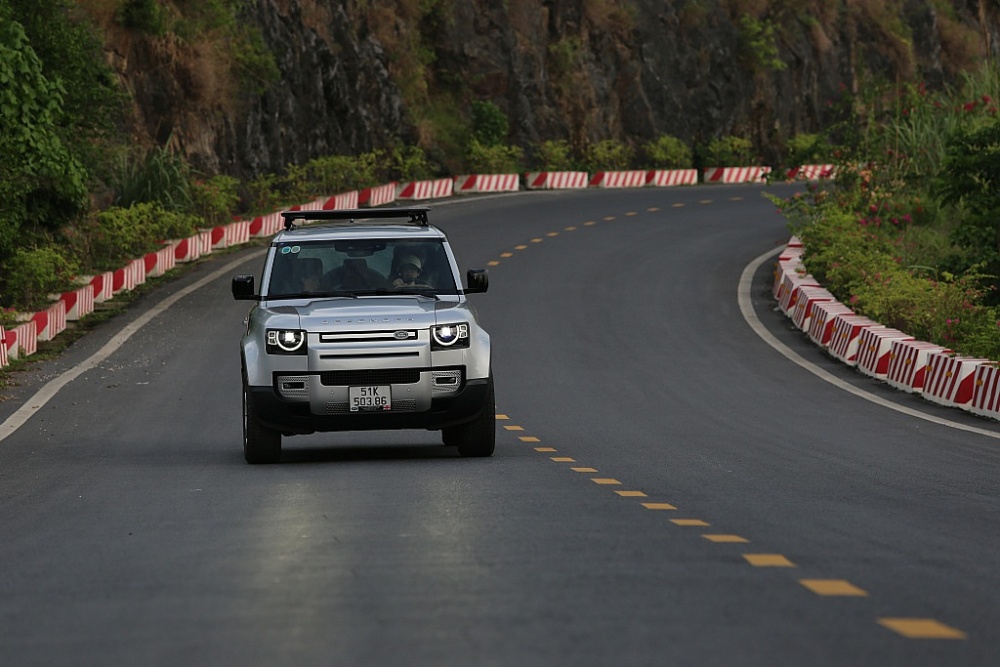 Một ngày lên rừng xuống biển với “Vua việt dã” Land Rover Defender 110