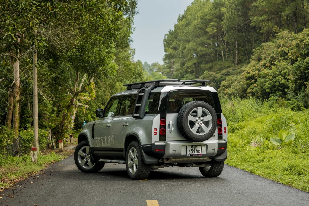 Một ngày lên rừng xuống biển với “Vua việt dã” Land Rover Defender 110