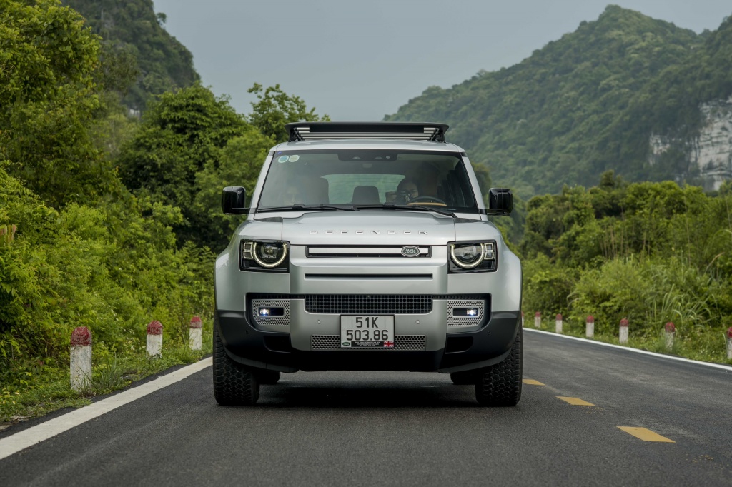 Một ngày lên rừng xuống biển với “Vua việt dã” Land Rover Defender 110