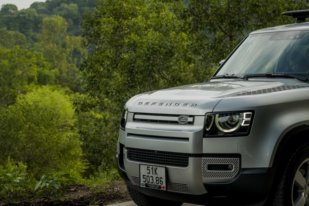 Một ngày lên rừng xuống biển với “Vua việt dã” Land Rover Defender 110