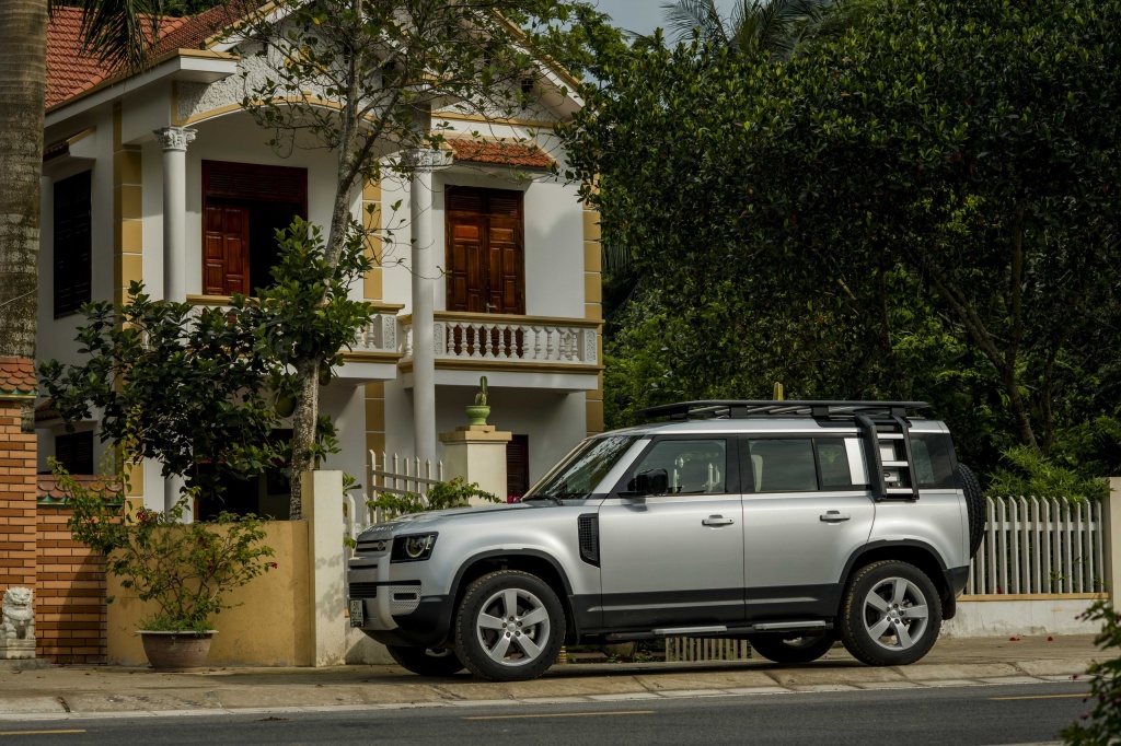 Một ngày lên rừng xuống biển với “Vua việt dã” Land Rover Defender 110