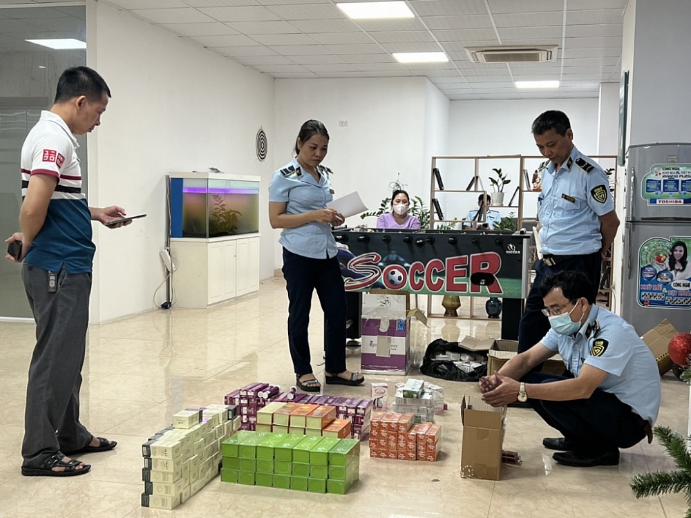 Lực lượng QLTT kiểm tra cơ sở vi phạm.