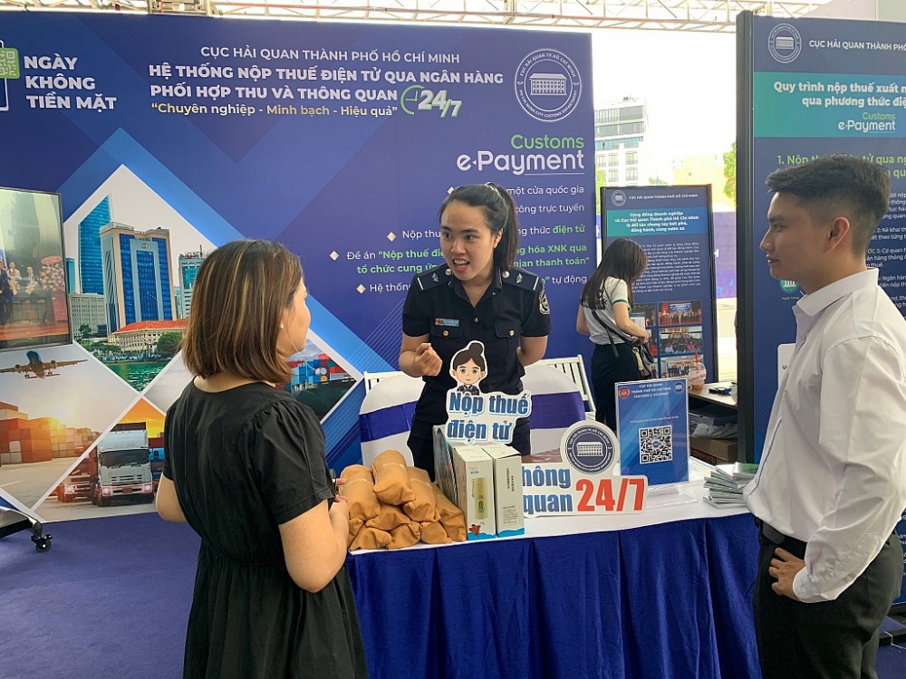 Gian hàng của Cục Hải quan TPHCM tại sự kiện Ngày hội không dùng tiền mặt. Ảnh: N.H Gian hàng của Cục Hải quan TPHCM tại sự kiện Ngày hội không dùng tiền mặt. Ảnh: N.H