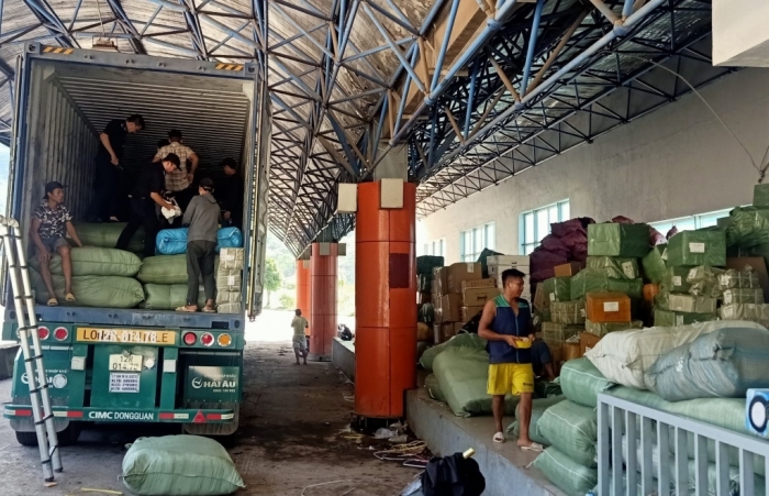 Phát hiện 5 container hàng quá cảnh vi phạm