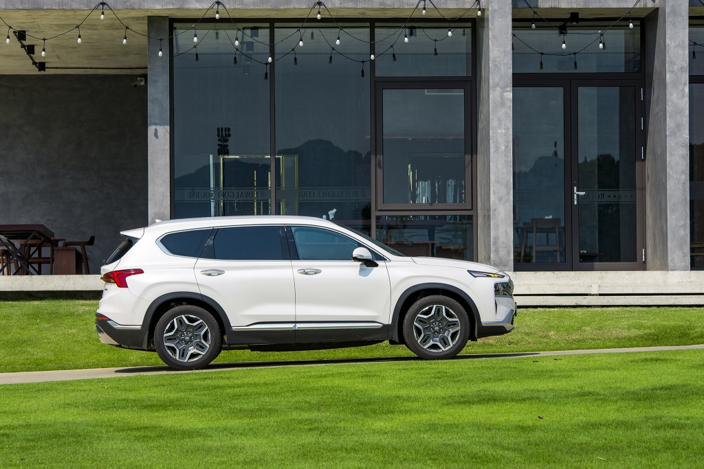Sản xuất tại Việt Nam, Hyundai Santa Fe Hybrid có giá 1,45 tỷ đồng
