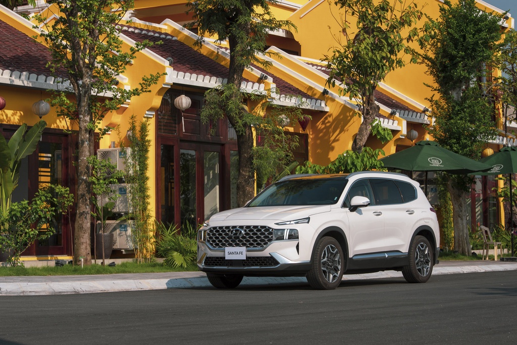 Sản xuất tại Việt Nam, Hyundai Santa Fe Hybrid có giá 1,45 tỷ đồng