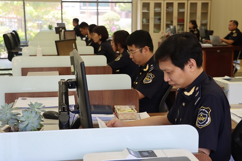 Hải quan Quảng Ninh đẩy mạnh cải cách thủ tục hành chính theo hướng minh bạch, thuận tiện, dễ thực hiện. Trong ảnh: Hoạt động nghiệp vụ tại Chi cục Hải quan cửa khẩu cảng Hòn Gai. Ảnh: Quang Hùng Hải quan Quảng Ninh đẩy mạnh cải cách thủ tục hành chính theo hướng minh bạch, thuận tiện, dễ thực hiện. Trong ảnh: Hoạt động nghiệp vụ tại Chi cục Hải quan cửa khẩu cảng Hòn Gai. Ảnh: Quang Hùng