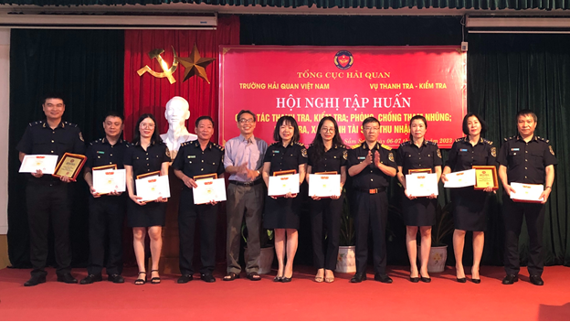 Ông Lưu Mạnh Tưởng, Phó Tổng cục trưởng Tổng cục Hải quan và  TS. Đinh Văn Minh, nguyên Vụ trưởng Vụ Pháp chế, Thanh tra Chính phủtrao Giấy khen và Kỷ niệm chương cho 20 học viên.