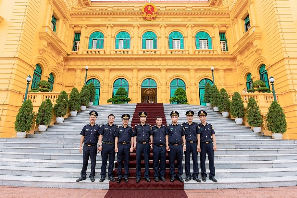 Anh Nguyễn Hữu Sinh (đứng thứ 2 từ trái sang) và đại diện các tập thể, cá nhân điển hình của ngành Hải quan tham dự sự kiện Tôn vinh điển hình tiên tiến và hưởng ứng Tháng hành động phòng, chống ma túy (tháng 6/2023), do Bộ Công an tổ chức tại Phủ Chủ tịch.