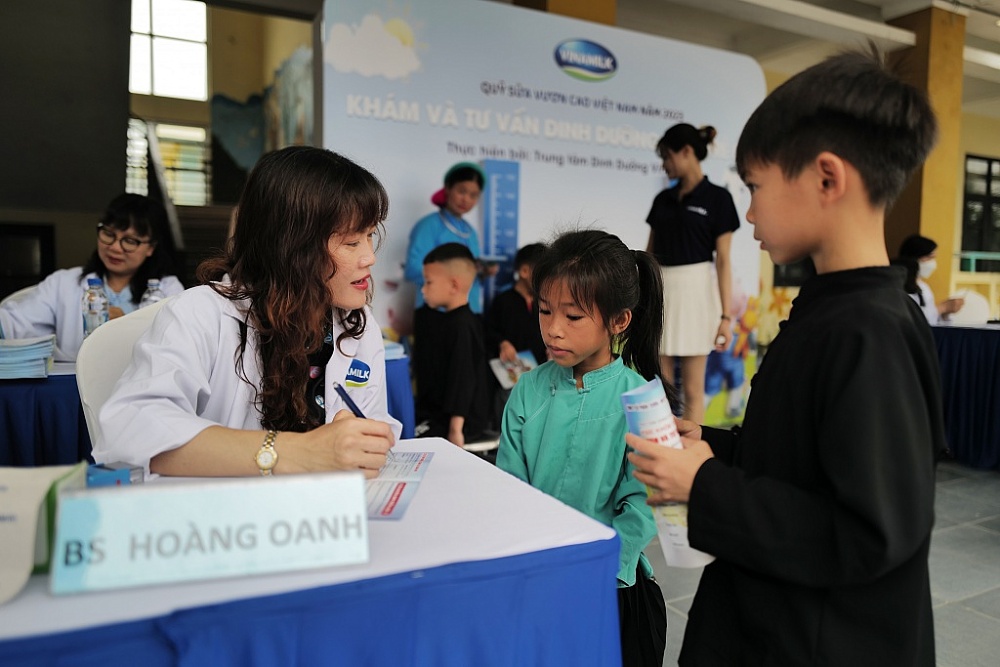 Theo chân Quỹ sữa trên những hành trình “Trao sữa, gửi niềm vui”