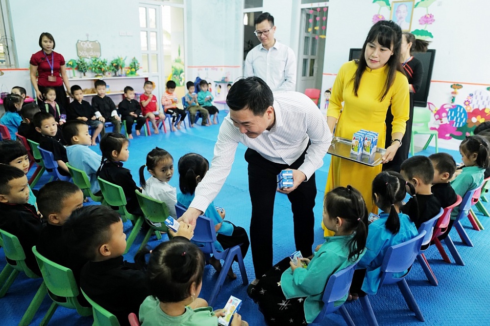 Theo chân Quỹ sữa trên những hành trình “Trao sữa, gửi niềm vui”