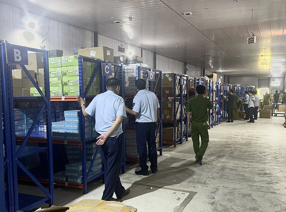 Lực lượng chức năng kiểm tra kho chứa hàng vi phạm.