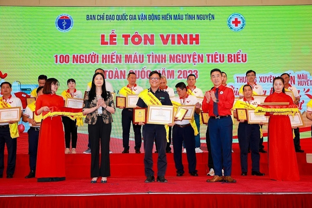 Ban Chỉ đạo trao tặng bằng khen cho công chức Đào Anh Tấn. 