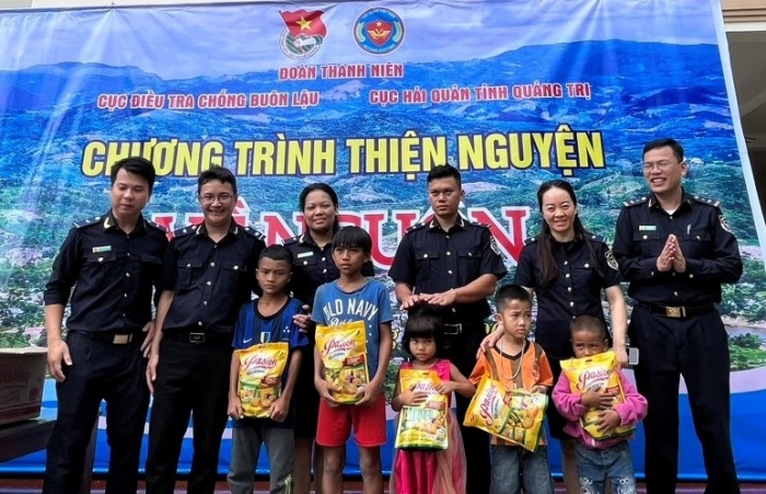 Thanh niên Hải quan thực hiện chương trình thiện nguyện tại Quảng Trị và Đà Nẵng