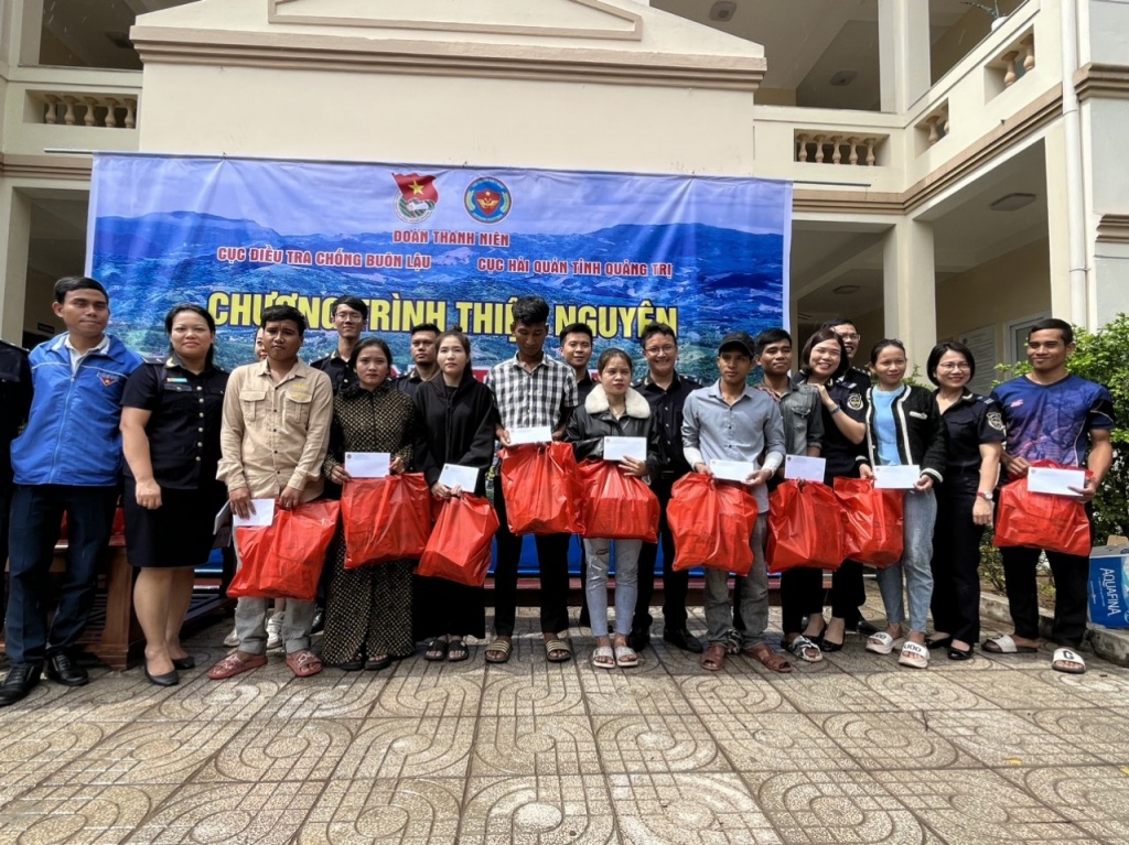 Thanh niên Hải quan thực hiện chương trình thiện nguyện tại Quảng Trị và Đà Nẵng