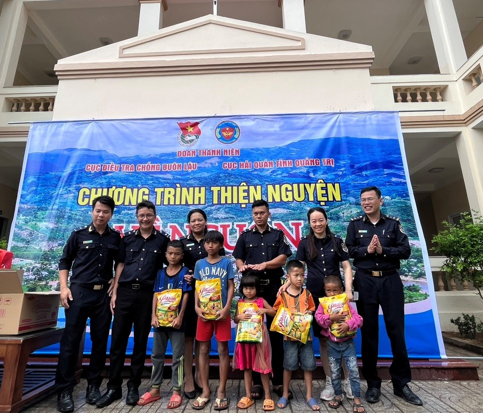 Thanh niên Hải quan thực hiện chương trình thiện nguyện tại Quảng Trị và Đà Nẵng