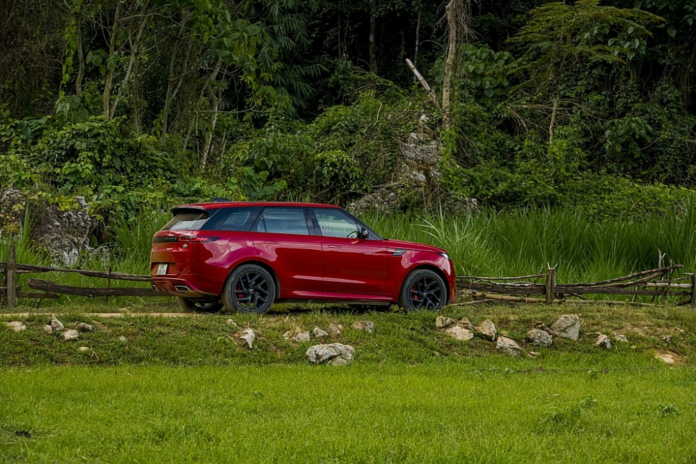 Ngẫu hứng cùng Range Rover Sport 2023: Tận hưởng niềm vui sau tay lái