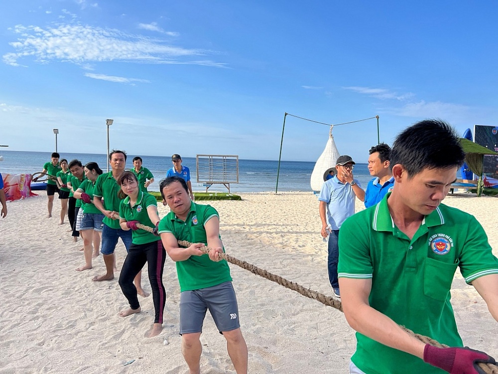 Các đơn vị Hải quan Cụm thi đua số 5 hội thao và trao quà cho học sinh khó khăn