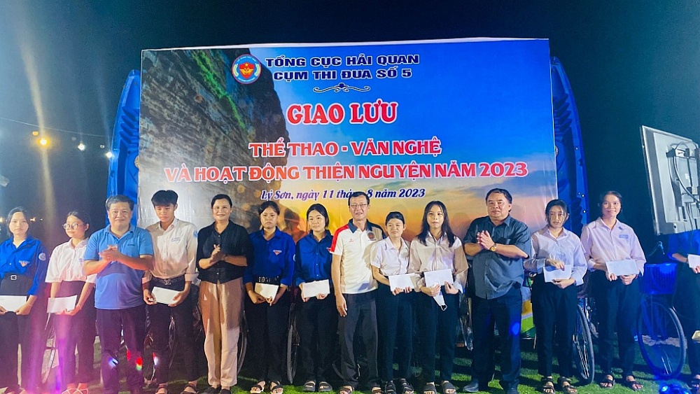 Các đơn vị Hải quan Cụm thi đua số 5 hội thao và trao quà cho học sinh khó khăn
