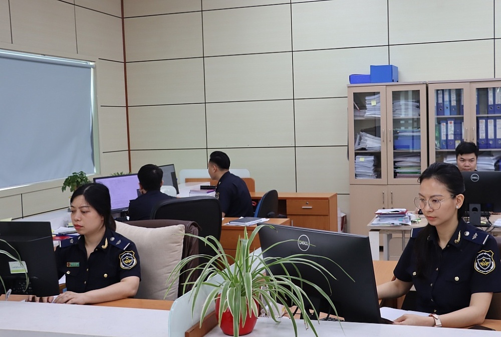 Hải quan Quảng Ninh tập trung đẩy mạnh nhiều giải pháp, sáng kiến đột phá, tạo sự chuyển biến tích cực trong công tác cải cách hành chính. (Trong ảnh: Hoạt động nghiệp vụ tại Chi cục Hải quan cửa khẩu  Móng Cái). 	Ảnh: Quang Hùng