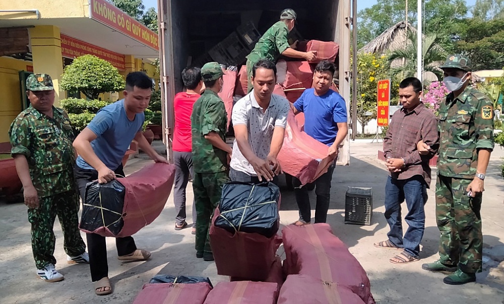 Tang vật vụ vận chuyển thuốc lá điếu ngoại nhập lậu bị lực lượng chức năng Long An bắt giữ ngày 24/4/2023.	 Ảnh: CTV