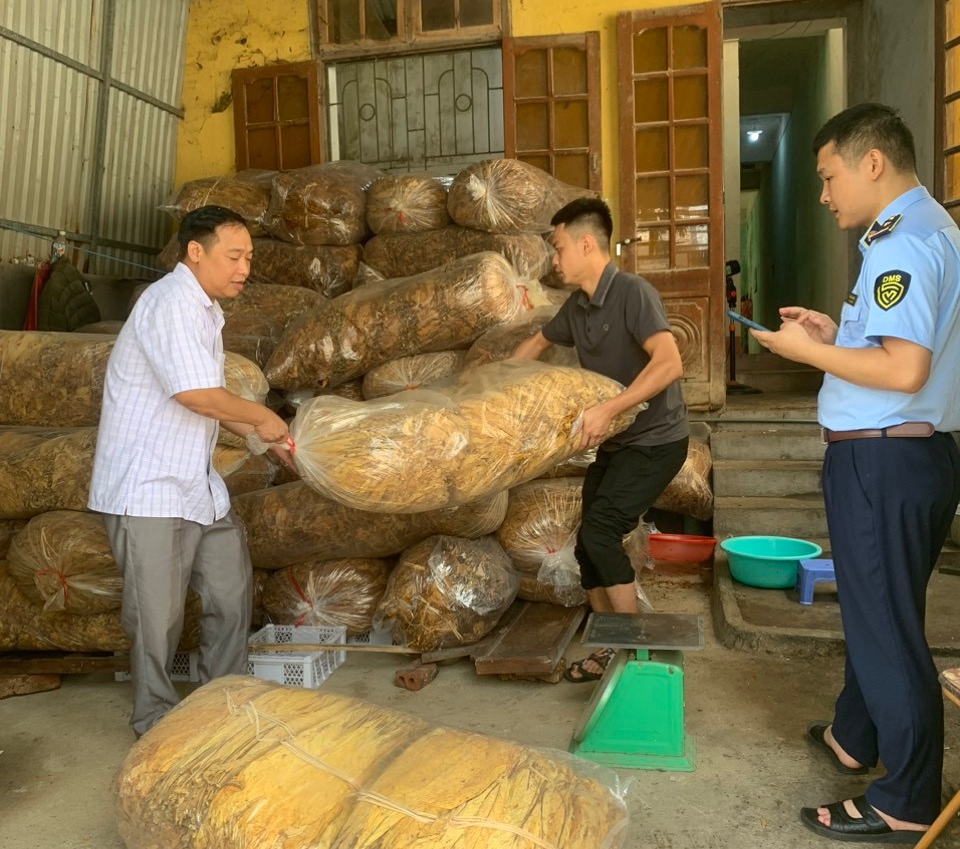 Tạm giữ 800 kg nguyên liệu thuốc lá không rõ nguồn gốc tại Cao Bằng