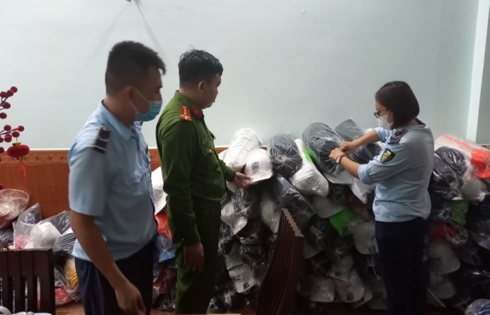 Phát hiện hàng nghìn sản phẩm nón vải nghi vấn giả mạo các nhãn hiệu nổi tiếng