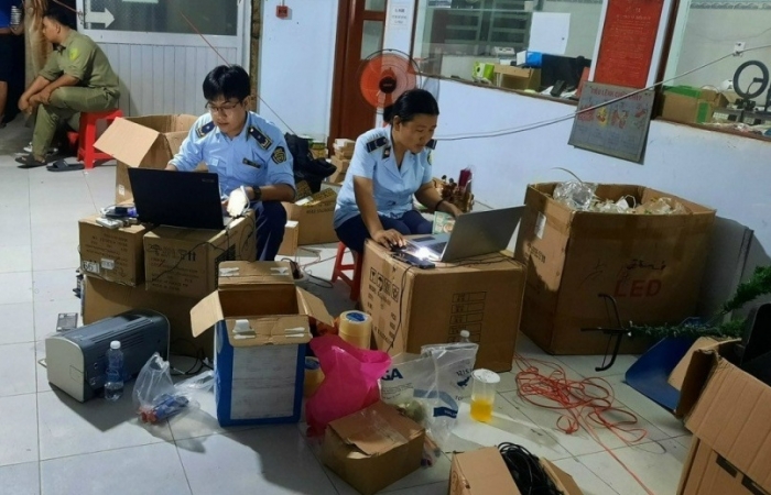 Kiểm tra hộ kinh doanh, phát hiện hàng chục nghìn đồ điện gia dụng có dấu hiệu nhập lậu