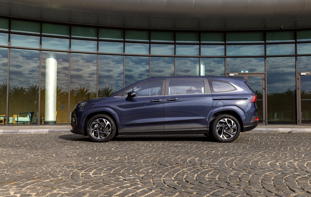 Nhiều trang bị hiện đại, lợi thế của Hyundai Custin không chỉ ở giá