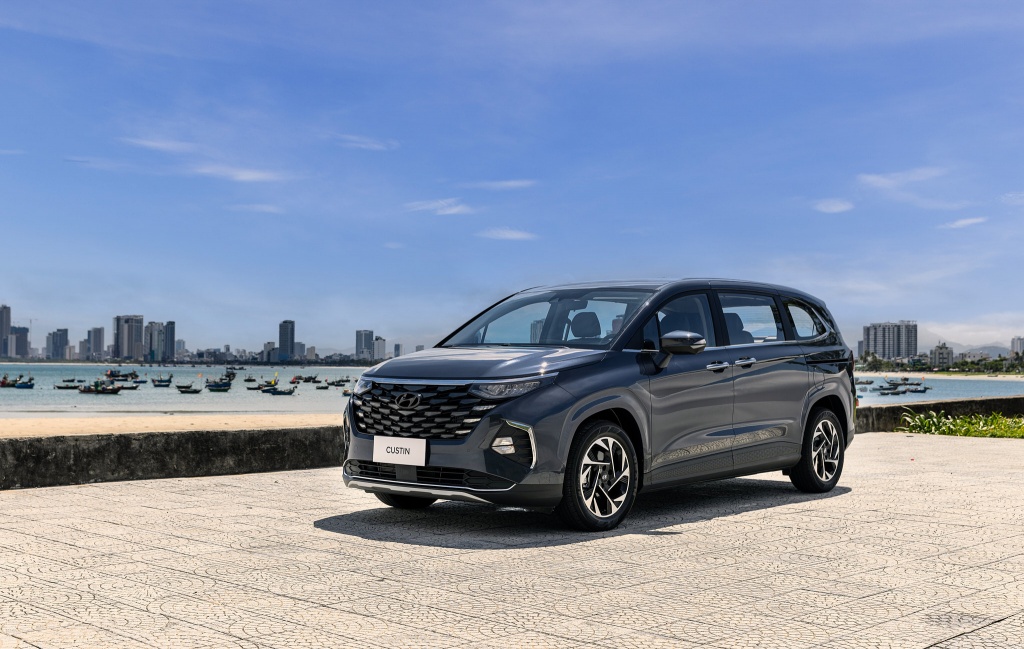 Nhiều trang bị hiện đại, lợi thế của Hyundai Custin không chỉ ở giá
