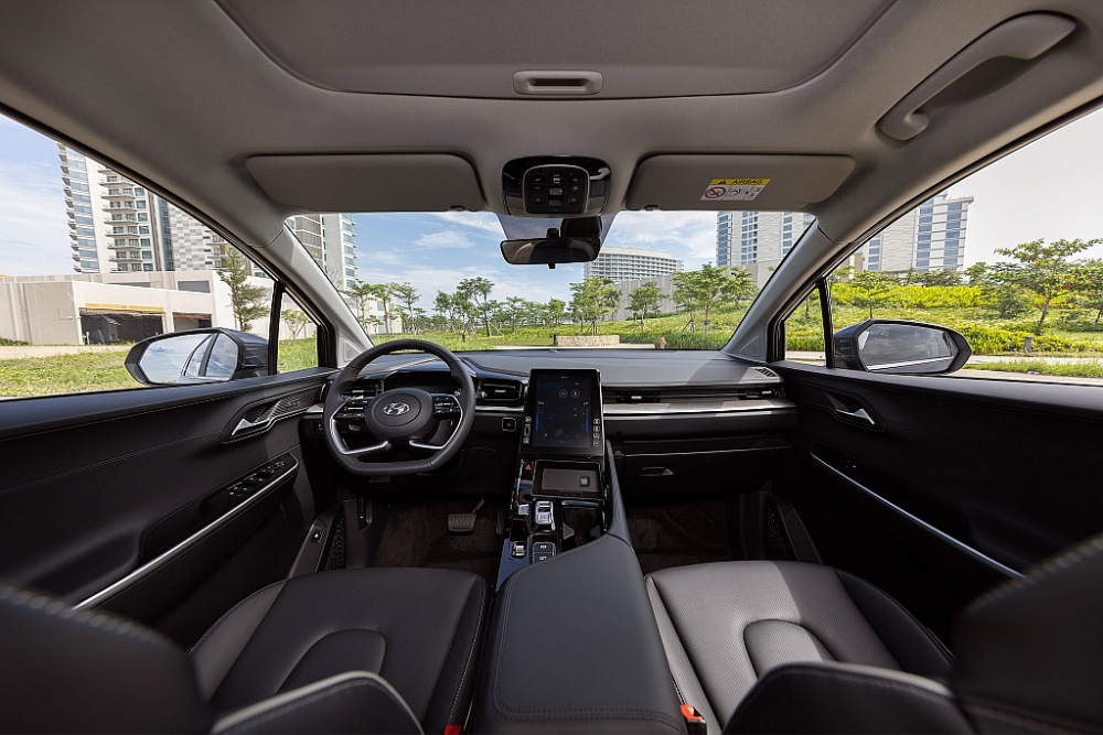 Nhiều trang bị hiện đại, lợi thế của Hyundai Custin không chỉ ở giá