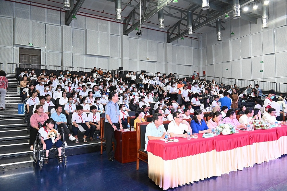 Vedan Việt Nam trao học bổng “Tiếp sức học sinh, sinh viên khuyết tật vượt khó đến trường”