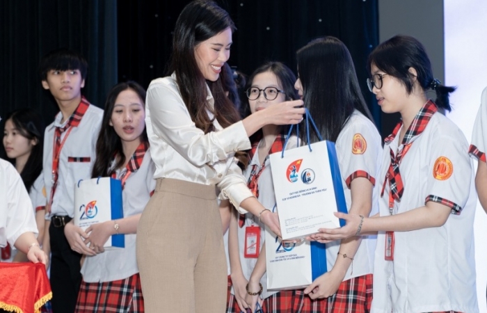 Doanh nhân Johnathan Hạnh Nguyễn, Tiên Nguyễn trao học bổng dự án “Ươm mầm tương lai”