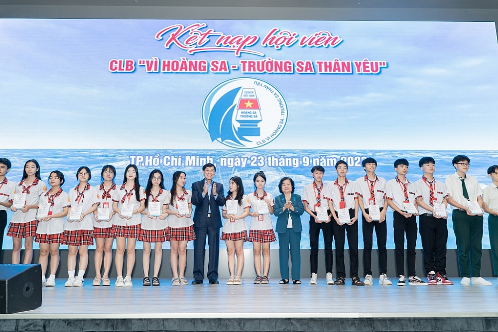 Doanh nhân Johnathan Hạnh Nguyễn, Tiên Nguyễn trao học bổng dự án “Ươm mầm tương lai”