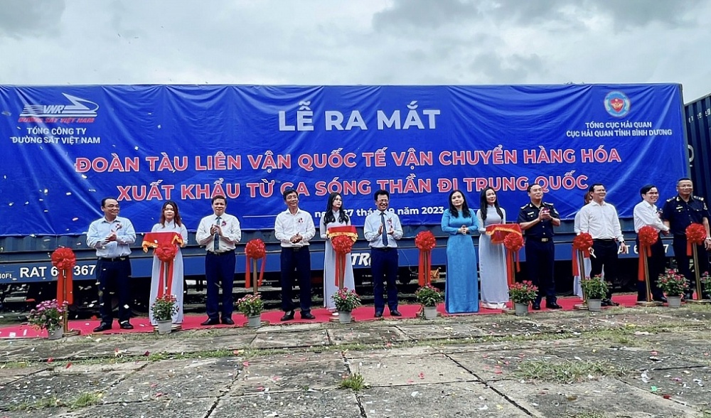 Ra mắt đoàn tàu liên vận quốc tế vận chuyển hàng hóa xuất khẩu từ ga Sóng Thần đi Trung Quốc Ra mắt đoàn tàu liên vận quốc tế vận chuyển hàng hóa xuất khẩu từ ga Sóng Thần đi Trung Quốc
