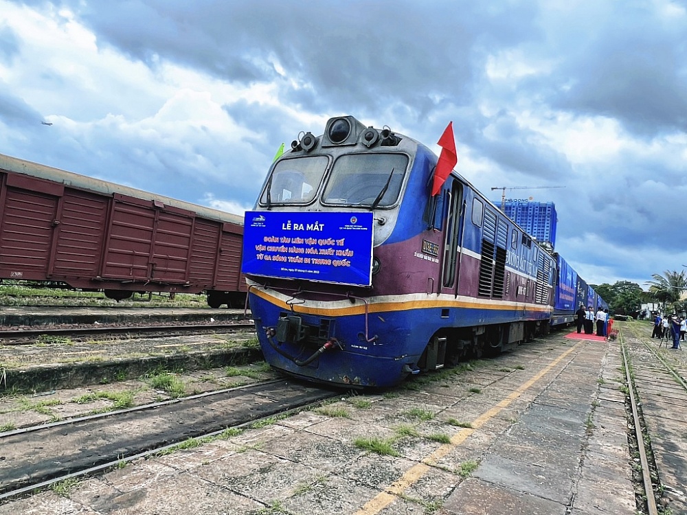 Ra mắt đoàn tàu liên vận quốc tế vận chuyển hàng hóa xuất khẩu từ ga Sóng Thần đi Trung Quốc Ra mắt đoàn tàu liên vận quốc tế vận chuyển hàng hóa xuất khẩu từ ga Sóng Thần đi Trung Quốc