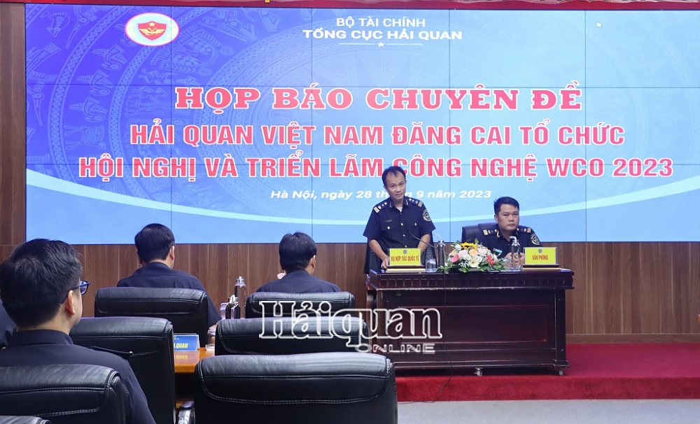 Ông Hoàng Đình Trung, Phó Vụ trưởng Vụ Hợp tác quốc tế phát biểu tại buổi họp báo. Ảnh: H.Nụ