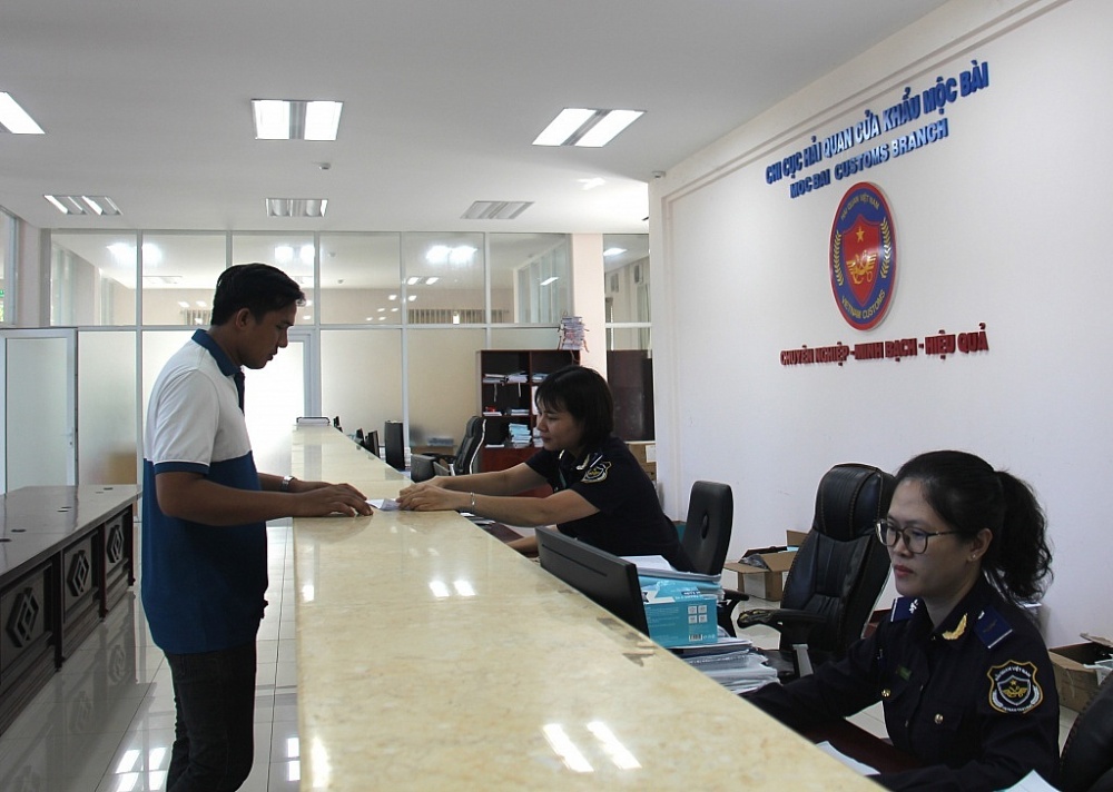 Công chức Hải quan cửa khẩu Mộc Bài (Cục Hải quan Tây Ninh) hướng dẫn thủ tục cho doanh nghiệp. 	 Ảnh: T.D