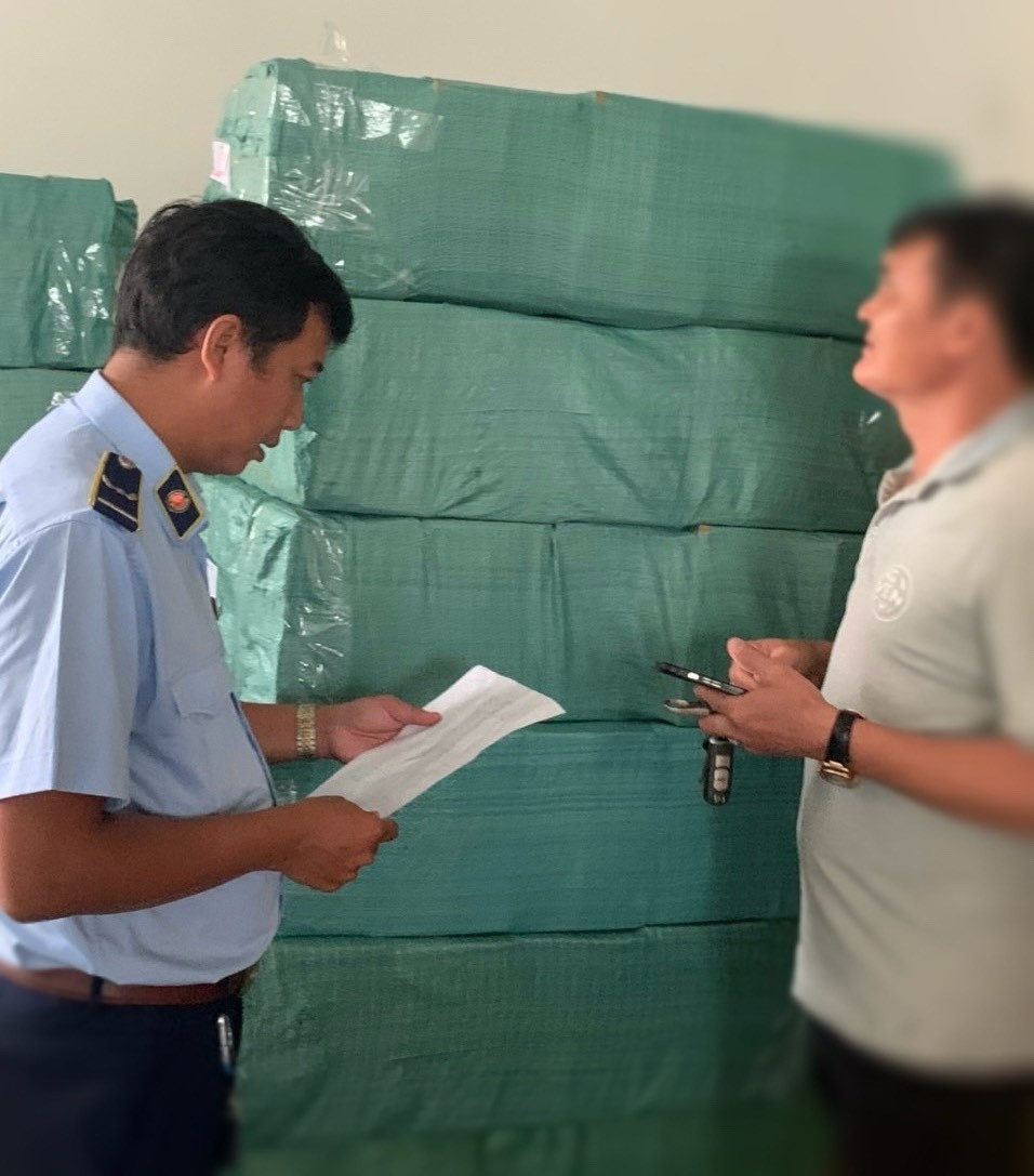 Kho chứa mỹ phẩm nhập lậu bị phát hiện