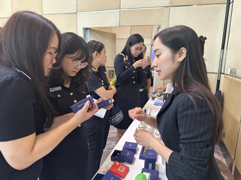 Công chức hải quan TPHCM thực tế phân biệt hàng thật, hàng giả. Ảnh: T.H