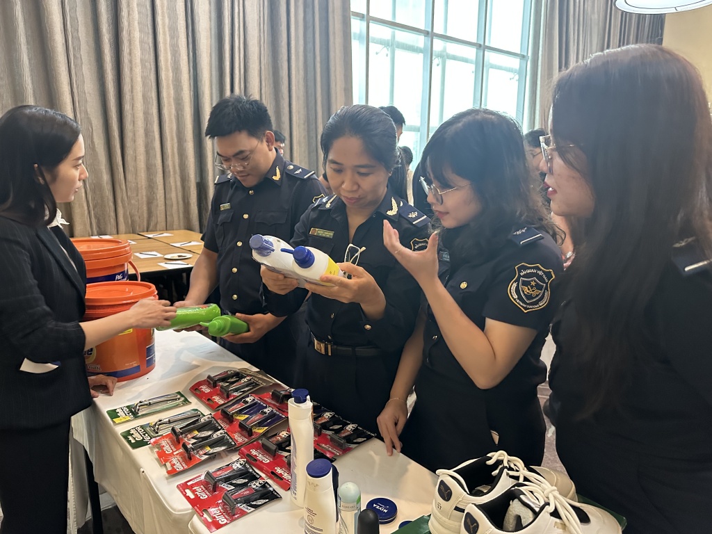 Công chức hải quan TPHCM thực tế phân biệt hàng thật, hàng giả. Ảnh: T.H