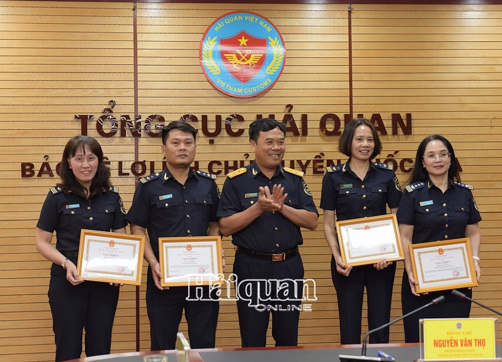Thừa ủy quyền, Phó Tổng cục trưởng Nguyễn Văn Thọ trao giấy khen của Tổng cục trưởng cho 2 tập thể vì có thành tích xuất sắc mang đến thành công của Hội nghị và Triển lãm công nghệ năm 2023 của WCO. Ảnh: H.Nụ