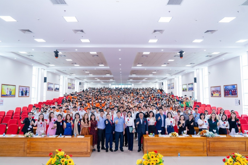 IPPG tài trợ 1,3 tỷ đồng học bổng và giải thưởng cho sinh viên nghèo vượt khó HUTECH