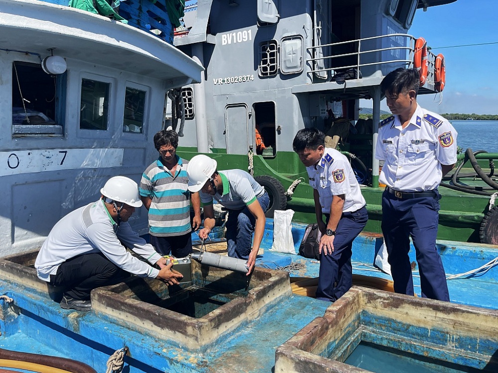 Lực lượng Cảnh sát biển đang lấy mẫu đi kiểm nghiệm. Ảnh: Đức Định