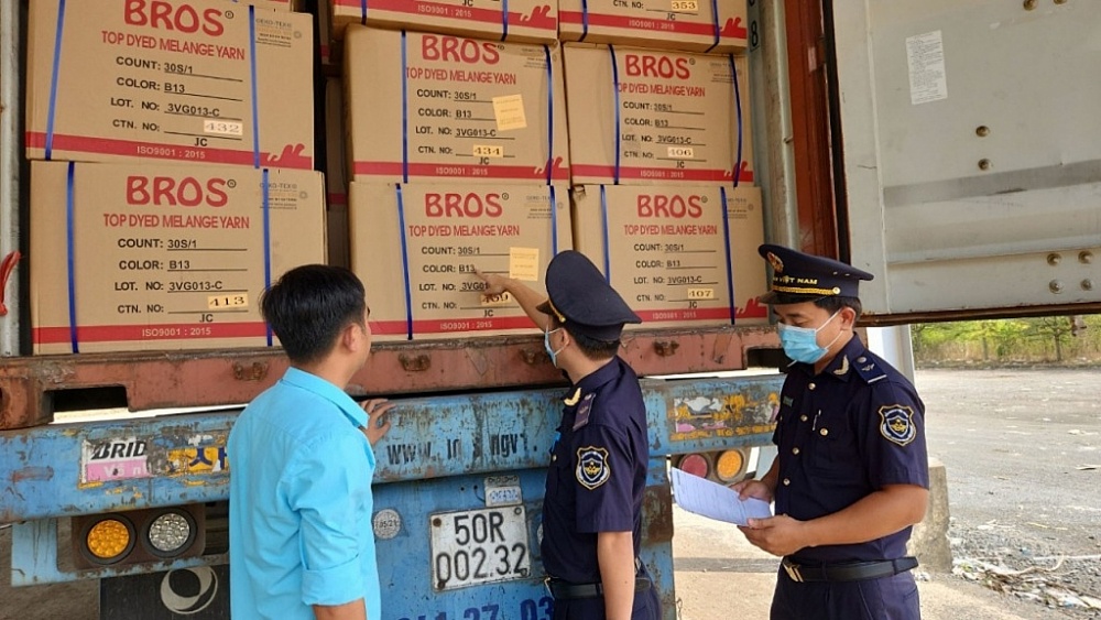 Công chức Chi cục Hải quan KCN Trảng Bàng (Cục Hải quan Tây Ninh) kiểm tra thực tế hàng hóa XNK. 	Ảnh: Hồng Bích