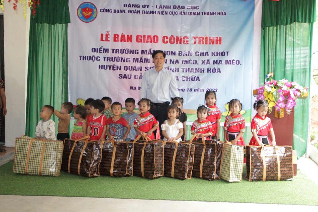 Công đoàn Cục Hải quan Thanh Hóa bàn giao công trình sửa chữa điểm trường mầm non Cha Khót
