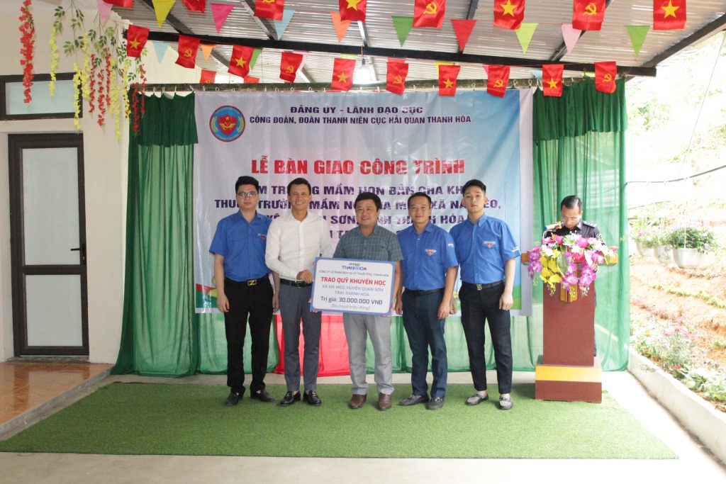 Công đoàn Cục Hải quan Thanh Hóa bàn giao công trình sửa chữa điểm trường mầm non Cha Khót