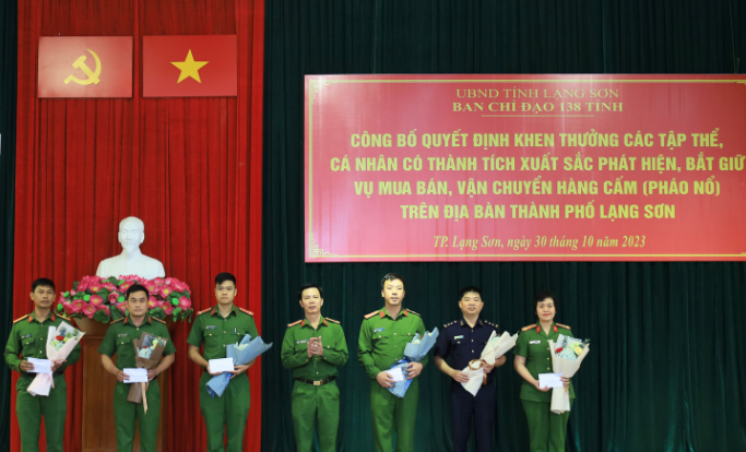 Đại tá Đỗ Ngọc Bình – Phó Trưởng ban Chỉ đạo 138 tỉnh, Phó Giám đốc Công an tỉnh trao thưởng cho 5 cá nhân có thành tích xuất sắc. Ảnh: Huyền Trang